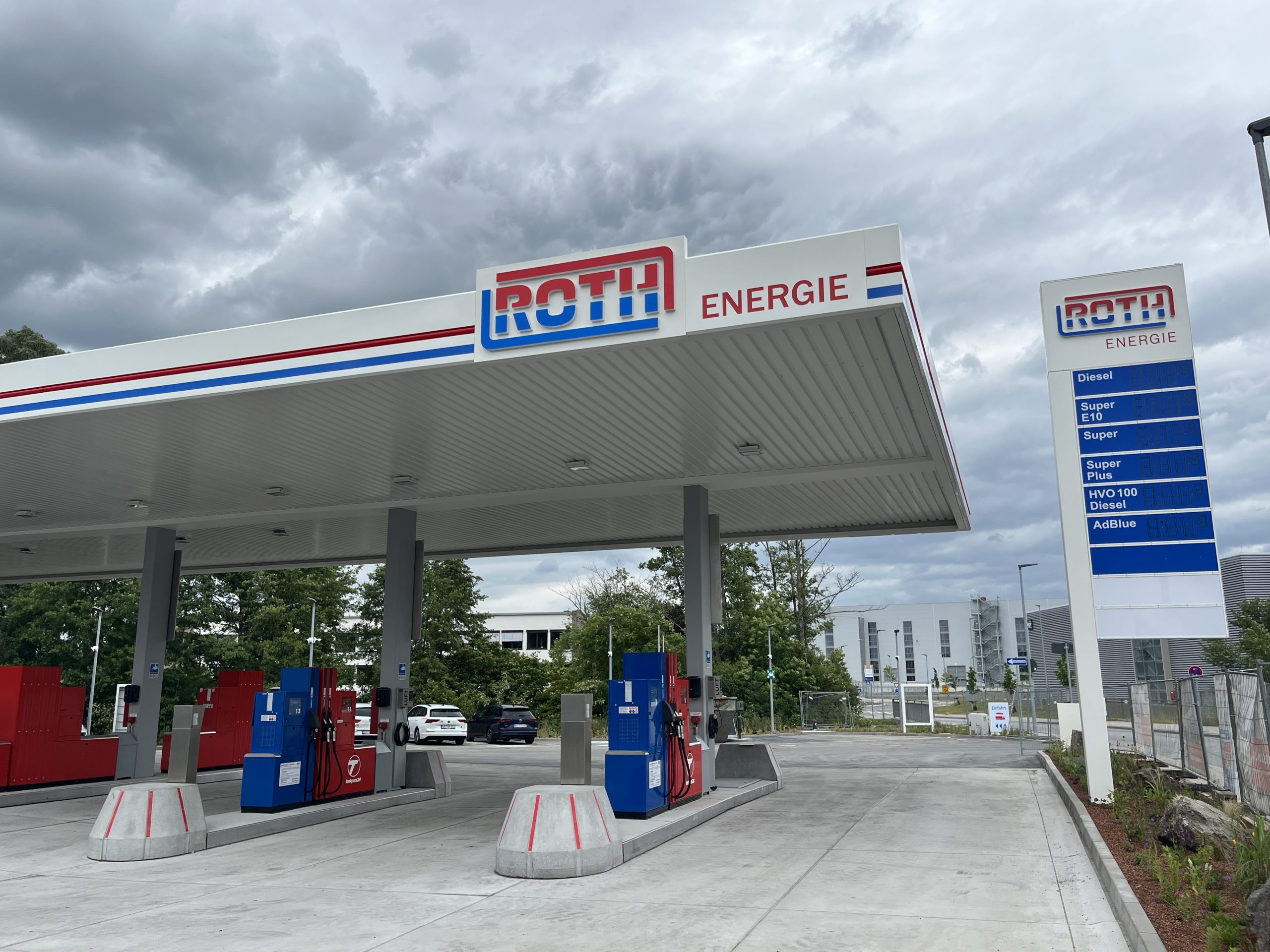Tankanlage Roth in Gießen (Hessen) - Tanksäulen, Überdachung und Preismast