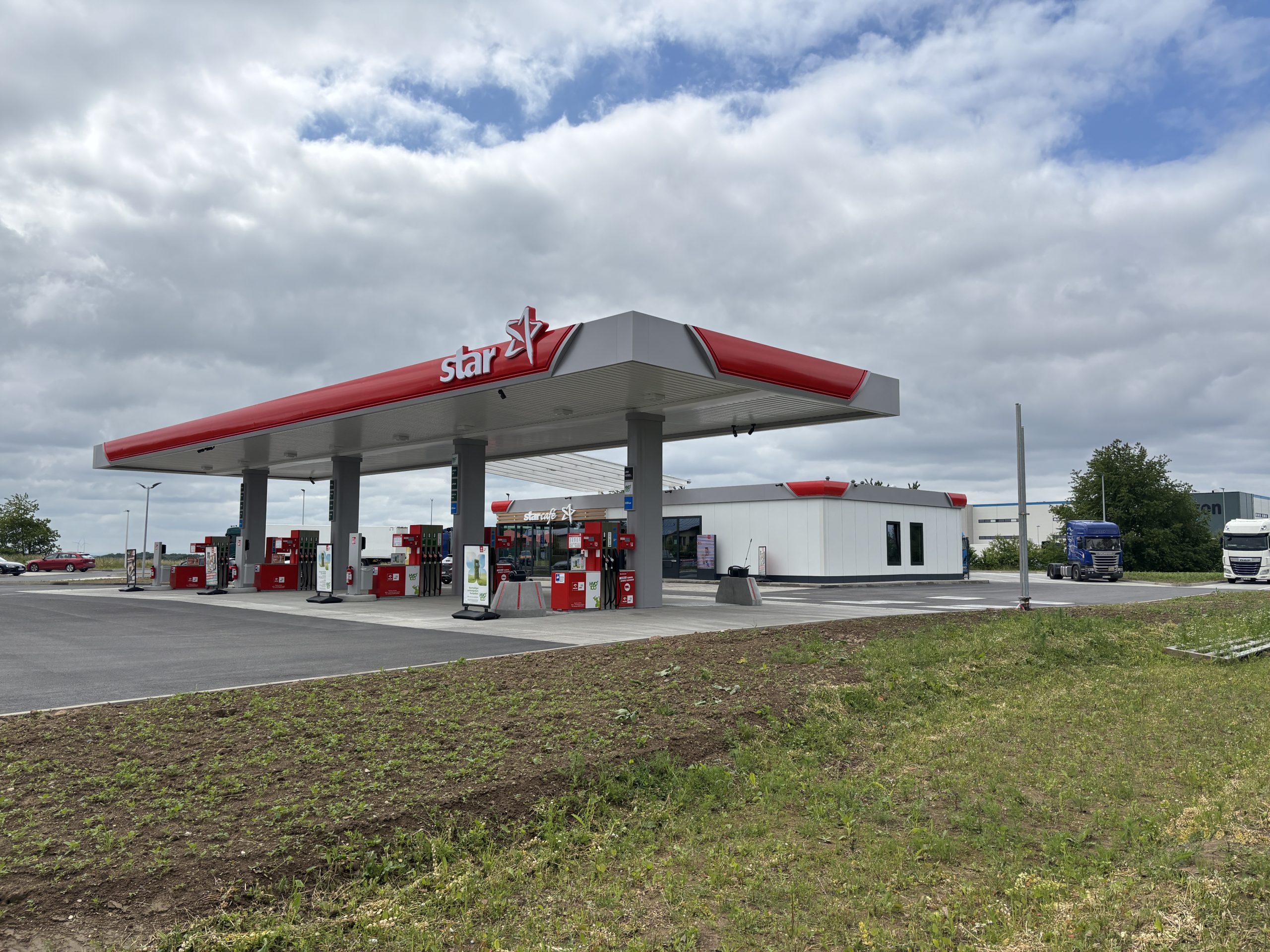 Vier Tankplätze der Orlen/Star Tankstelle in Gera und das Shopgebäude im Hintergrund